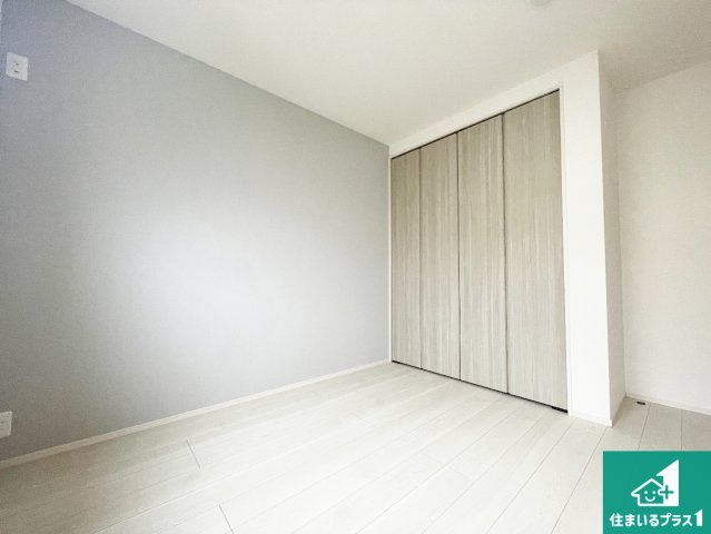 ■尼崎市富松町　第2期　新築一戸建ての洋室|収納スペースが充実しているので子供の成長に合わせてたくさん収納ができます！家族構成に合わせた様々な活用ができる収納！
