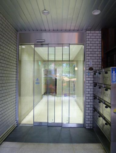 新宿区西新宿１丁目の店舗事務所のエントランス
