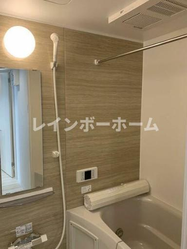 ラプレジオ小岩の浴室