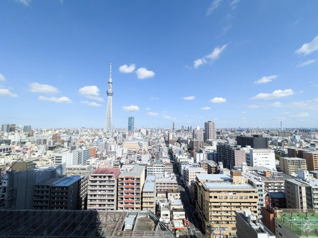 ブリリアタワー東京の展望|手を伸ばせば、ふれることが出来そうな環境が、そのままインテリアになったような印象です。その豊かな眺望にふさわしい空間には、通風・採光にも優れ、心地よい光と風があふれています