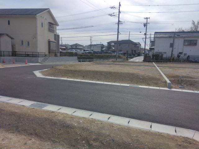 【トーヨーホーム売主/売建】瀬戸坂上町V　C分譲の前面道路含む現地写真|陽当たり良好・角地に立地