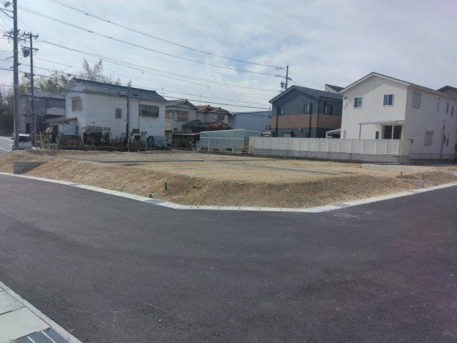 【トーヨーホーム売主/売建】瀬戸坂上町V　C分譲の前面道路含む現地写真|陽当たり良好・角地に立地
