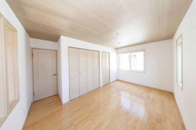 【寝室】 | 富田林市金剛錦織台　中古戸建 | 8帖の主寝室は、大型ベッドを配置しても十分な広さ！柔らかな木の温もりが心地よいお部屋です。