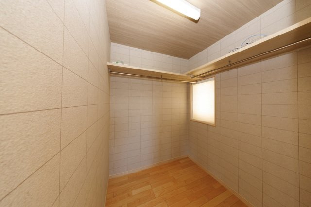 【収納】 | 富田林市金剛錦織台　中古戸建 | 8帖の主寝室には、大容量のWIC付き！季節の物も入れ替え不要、かさばる物もスッキリ片付きます。