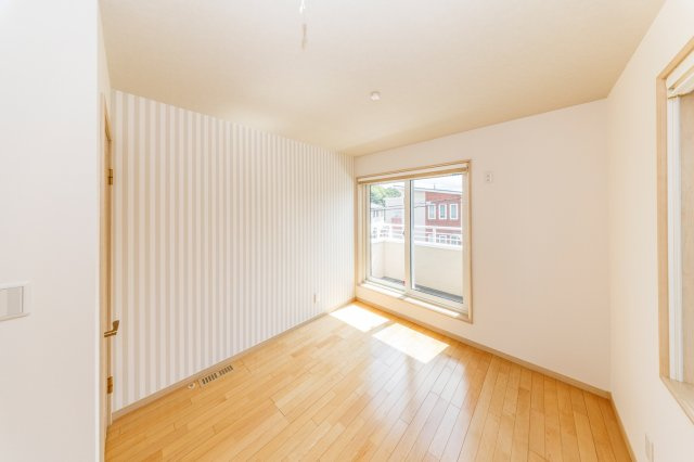 【洋室】 | 富田林市金剛錦織台　中古戸建 | 4.8帖の洋室！アクセントクロスに縦ストライプ柄を取り入れた、可愛らしいお部屋です。