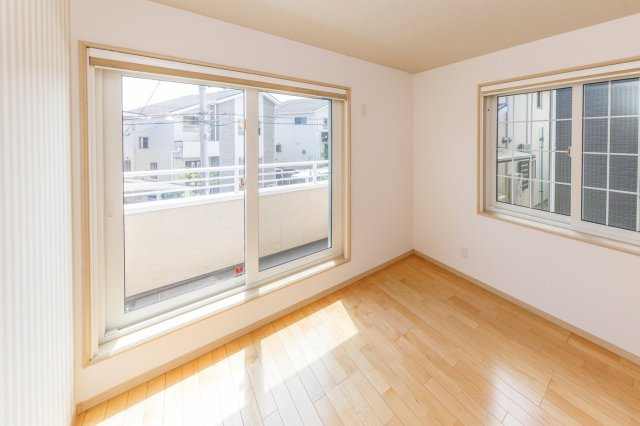 【洋室】 | 富田林市金剛錦織台　中古戸建 | 4.8帖の洋室！全居室二面採光で明るく、心地よい住空間。バルコニーへ繋がるお部屋ですので、より開放的！