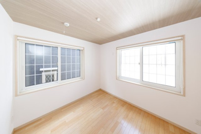 【洋室】 | 富田林市金剛錦織台　中古戸建 | 4.8帖の洋室！足元から部屋全体を優しく暖める全室床暖房付き。冬でも素足で過ごせる心地よさを実感できます。