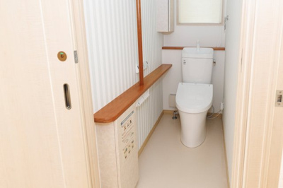 【トイレ】 | 富田林市金剛錦織台　中古戸建 | 各階にトイレがあるので、階段を上下する必要がなく快適！手すり付きで、老後のことにも配慮した設計です。