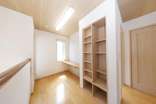 【内装】 | 富田林市金剛錦織台　中古戸建 | 2階ホール！書斎、趣味スペースなどこの空間をどうアレンジするかを想像するだけで夢が膨らみますね。