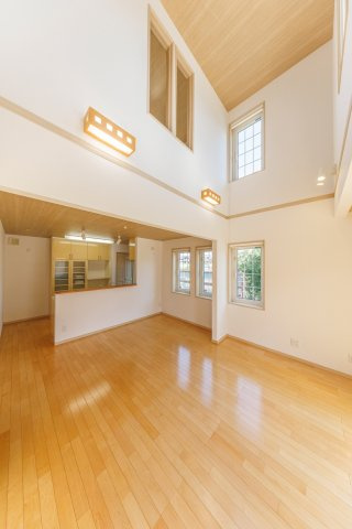 【居間・リビング】 | 富田林市金剛錦織台　中古戸建 | 高い天井が空間に広がりをもたらし、窓から差し込む自然光が明るくリラックスした空間を演出！