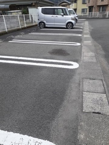 アルエット　グランディールの駐車場|駐車場があるので、車を買う予定の方も安心です