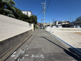 【前面道路含む現地写真】 | 高師浜１丁目　新築分譲住宅 | 対面式を採用したキッチンですので、リビングで寛ぐご家族をいつも感じられます！会話を楽しみながら家事ができますね♪