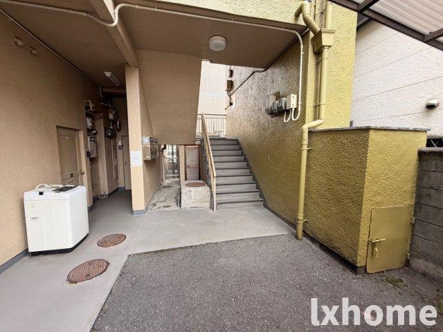 ナンノ第8号館のロビー