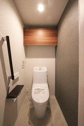 シャロムのトイレ|収納棚＋あると便利な手摺り付き