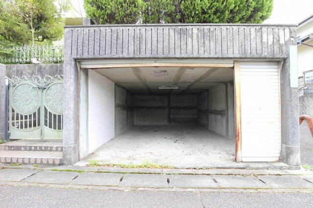安佐北区倉掛3丁目の駐車場|鉄筋コンクリート造の車庫付き☆