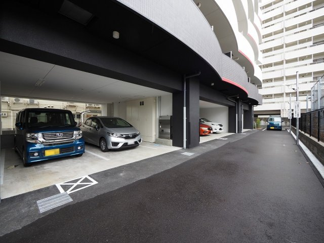 セレニテ新大阪アリエの駐車場