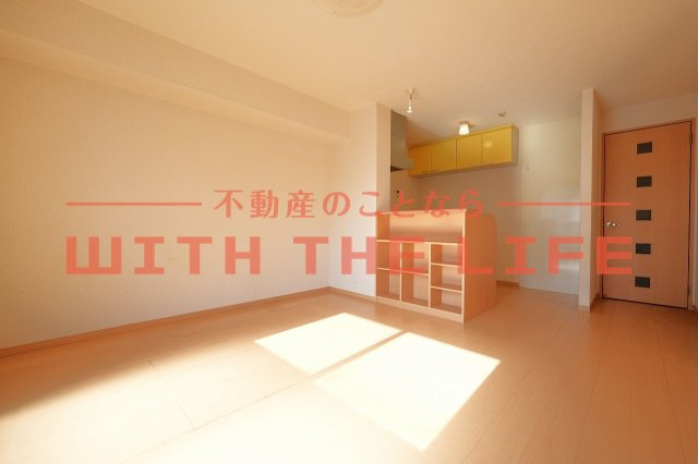 レジデンスTamaya（レジデンスタマヤ）【10，000円キャッシュバック対象物件】の居間・リビング|ゆったりとした居間です