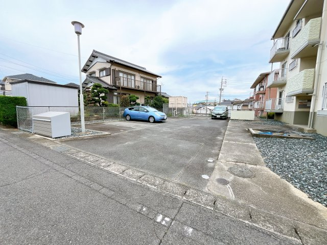 グリーンヒル東新B棟の駐車場