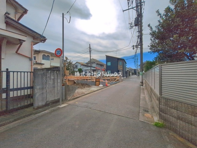 練馬区大泉学園町1丁目　ZEH水準　ハイグレード住宅　全3棟の前面道路含む現地写真