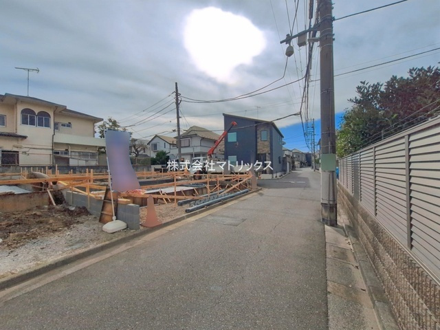 練馬区大泉学園町1丁目　ZEH水準　ハイグレード住宅　全3棟の前面道路含む現地写真