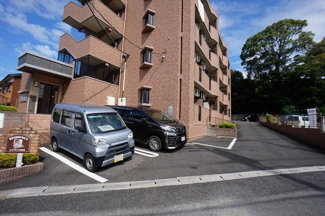 レジデンス竹末の駐車場