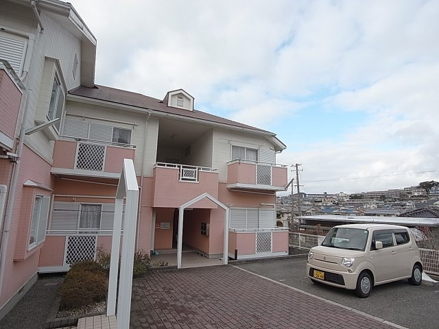モントレ南五葉の外観|閑静な住宅街、色合いが可愛い外観