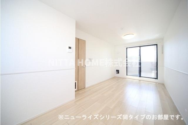 コンコルディア　柏原の居間・リビング|【イメージ写真】１３．４帖のリビングに南向きのバルコニーが付いています＊