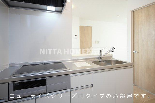 コンコルディア　柏原のキッチン|【イメージ写真】キッチンは対面キッチン★３口ＩＨヒーターが付きます♪