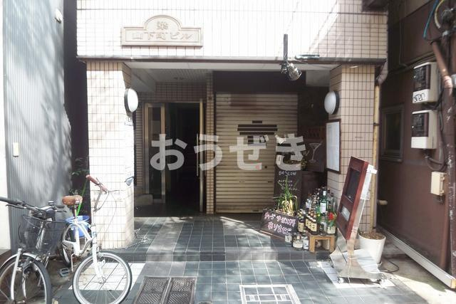 梁山下町ビルのエントランス
