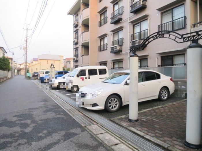 パティエール上本郷の駐車場
