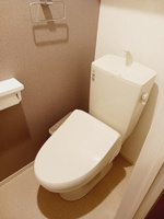 落ち着いた色調のトイレです