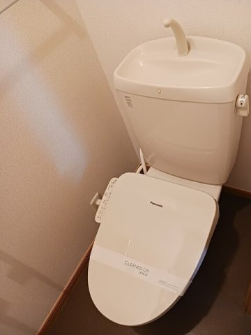 落ち着いた色調のトイレです