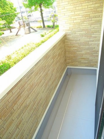 暖かな日差しのふりそそぐバルコニー