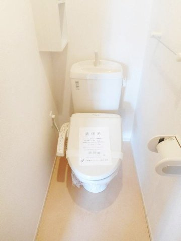 落ち着いた色調のトイレです