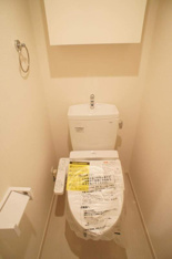 落ち着いた色調のトイレです