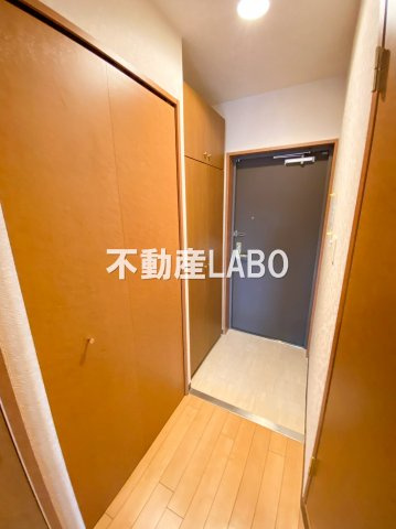 シャトー弁天参番館の玄関