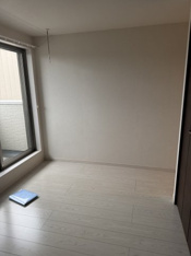 広くて明るい寝室