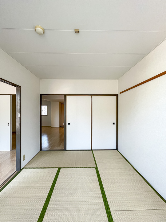 落ち着いた色調の寝室です