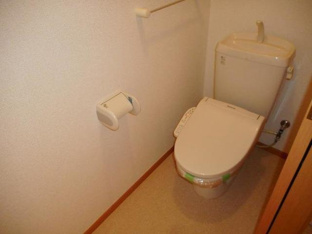 落ち着いた色調のトイレです