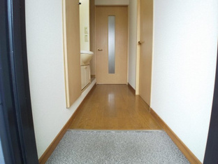 収納もある玄関です