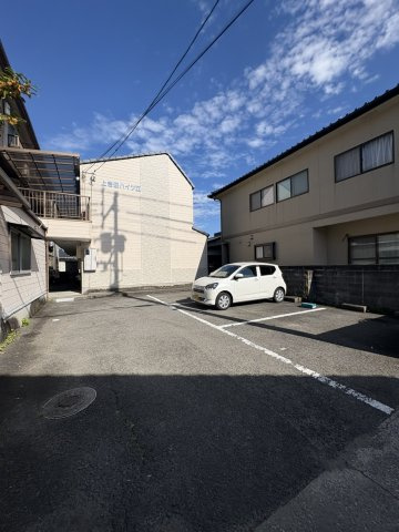 上吉田ハイツの駐車場