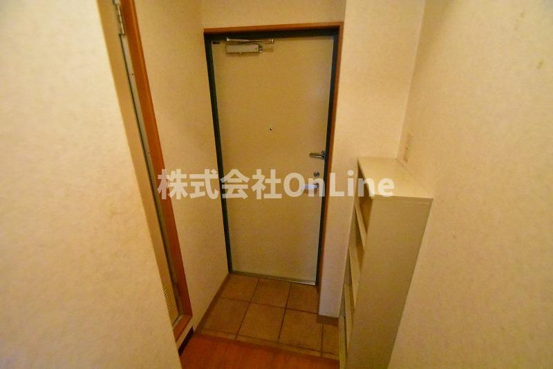 東大阪市大蓮東１丁目の賃貸マンションの玄関