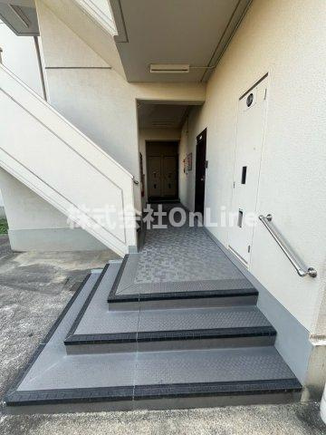 東大阪市若江西新町１丁目の賃貸マンションのエントランス