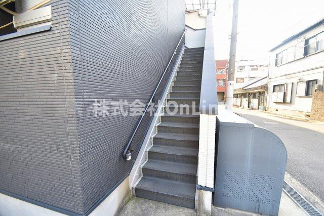 東大阪市寿町３丁目のアパートのエントランス