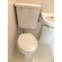 落ち着いた色調のトイレです