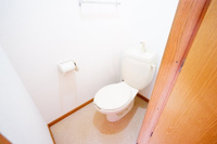 落ち着いた色調のトイレです