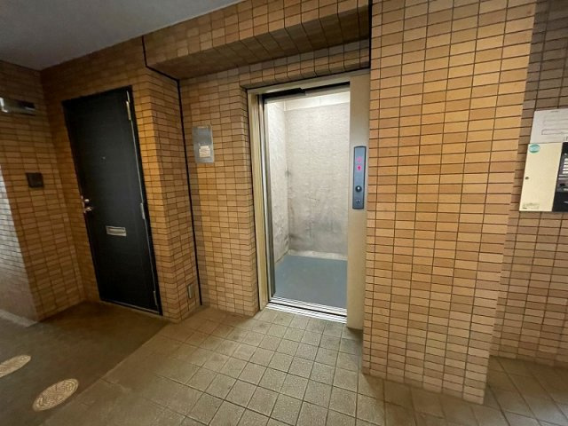 東大阪市御厨中１丁目の賃貸マンションのエントランス