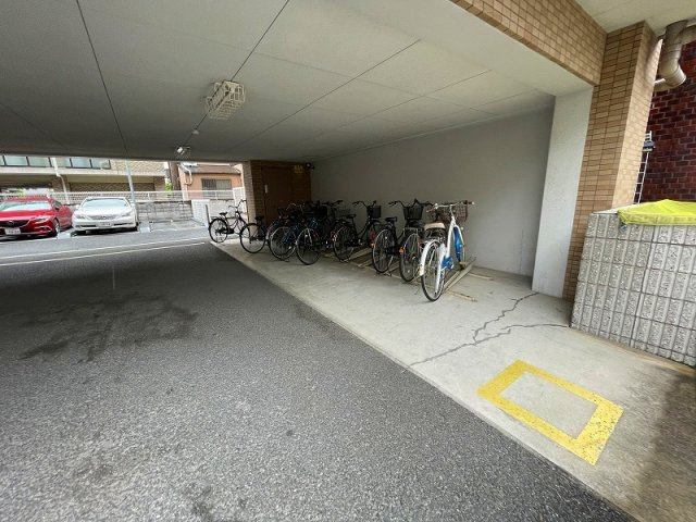 東大阪市御厨中１丁目の賃貸マンションの駐車場