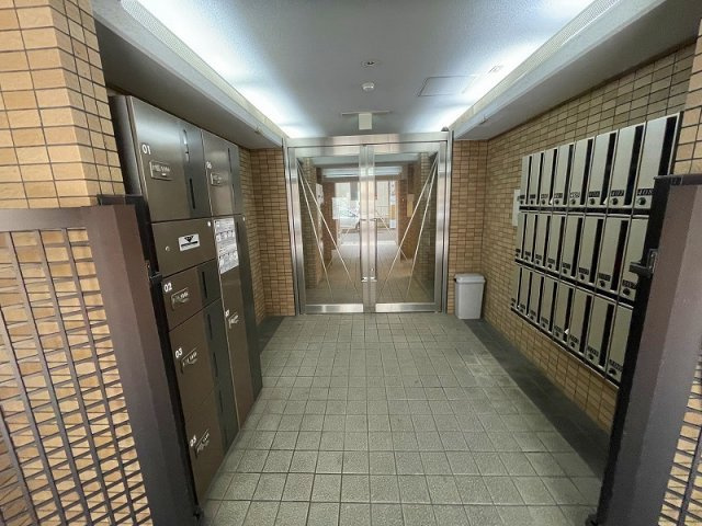 東大阪市御厨中１丁目の賃貸マンションのエントランス