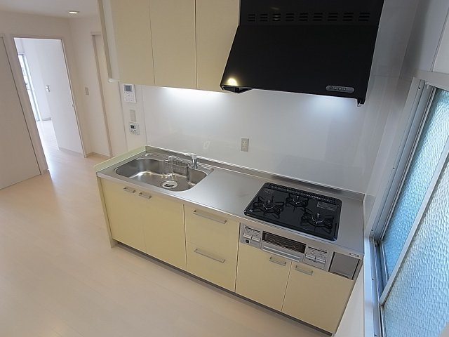 セイシェル長田山手のキッチン|システムキッチン。３口ガスコンログリル付き